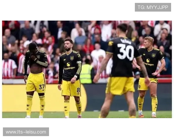 安菲尔德球迷提前退场，表达对球队表现失望