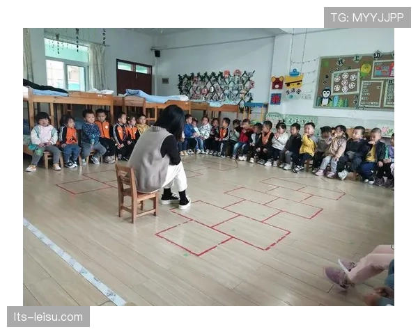 小球迷高举标语“爸爸，我考了第一名”，镜头捕捉温馨一幕